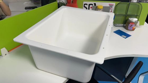パーソナライズされたロゴでポリカーボネート材料で作られた大きな真空形成水タンク